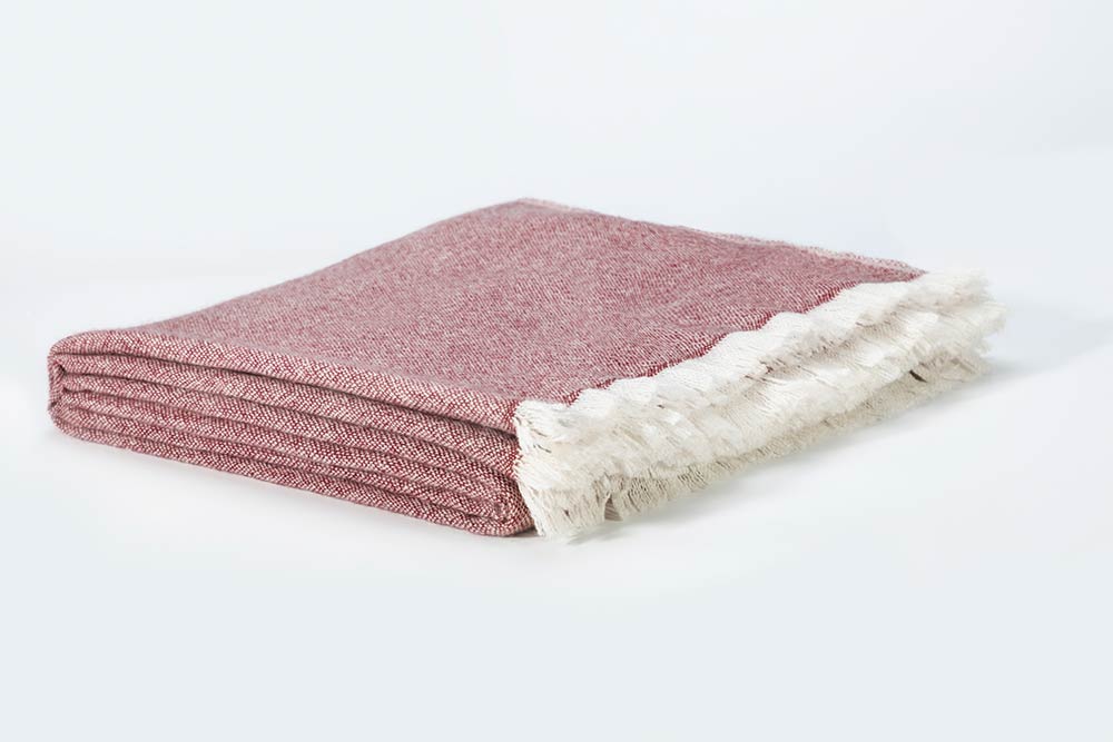机织毛毯的合理使用，给人们带来的是美的享受，但毛毯的清理极为重要